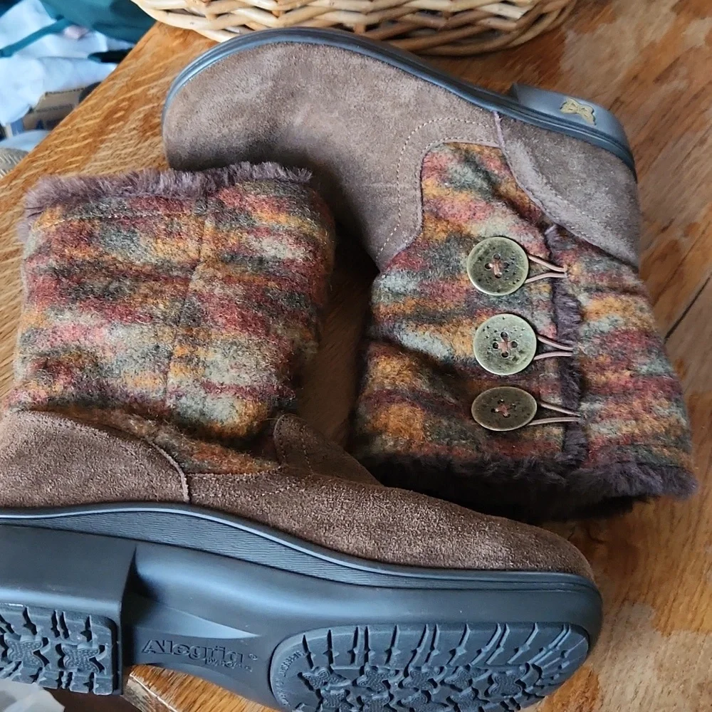 Alegria Nanook Pecan Fuzzy‎ Boots Size 36 (US 6-6.5) Brown Wooly Faux Fur Lined